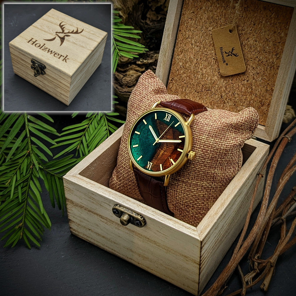 Holzwerk SEINFELD Unisex Leder Armbanduhr mit Epoxidharz Ziffernblatt in braun, grün und gold in Holzwerk Verpackung