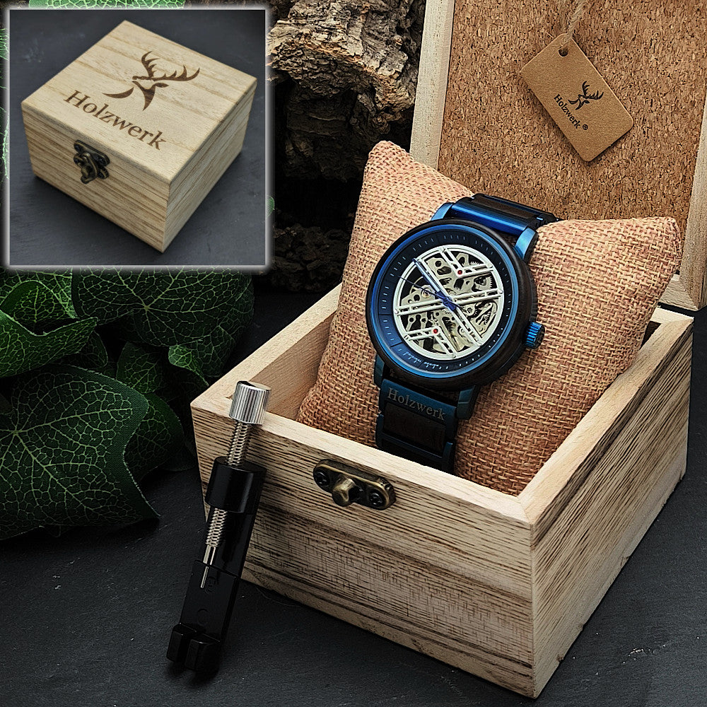 Holzwerk COLDITZ Automatik-Uhr mit blau und schwarzem Gehäuse sowie silbernem Ziffernblatt mit offener Unruhe, in Holzwerk Uhrenbox