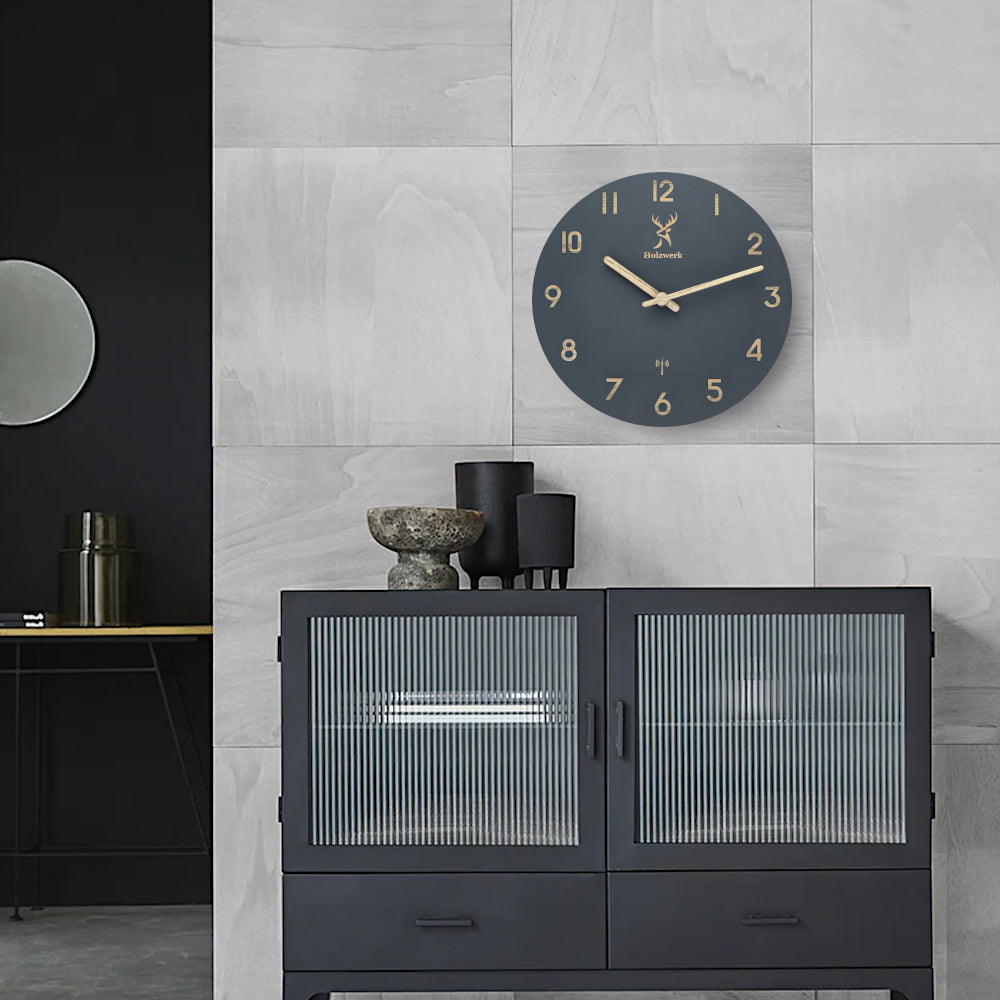 Lifestyleaufnahme der modernen Holzwerk BAMBERG 25 cm Funk-Wanduhr im Wohnbereich an der Wand hängend