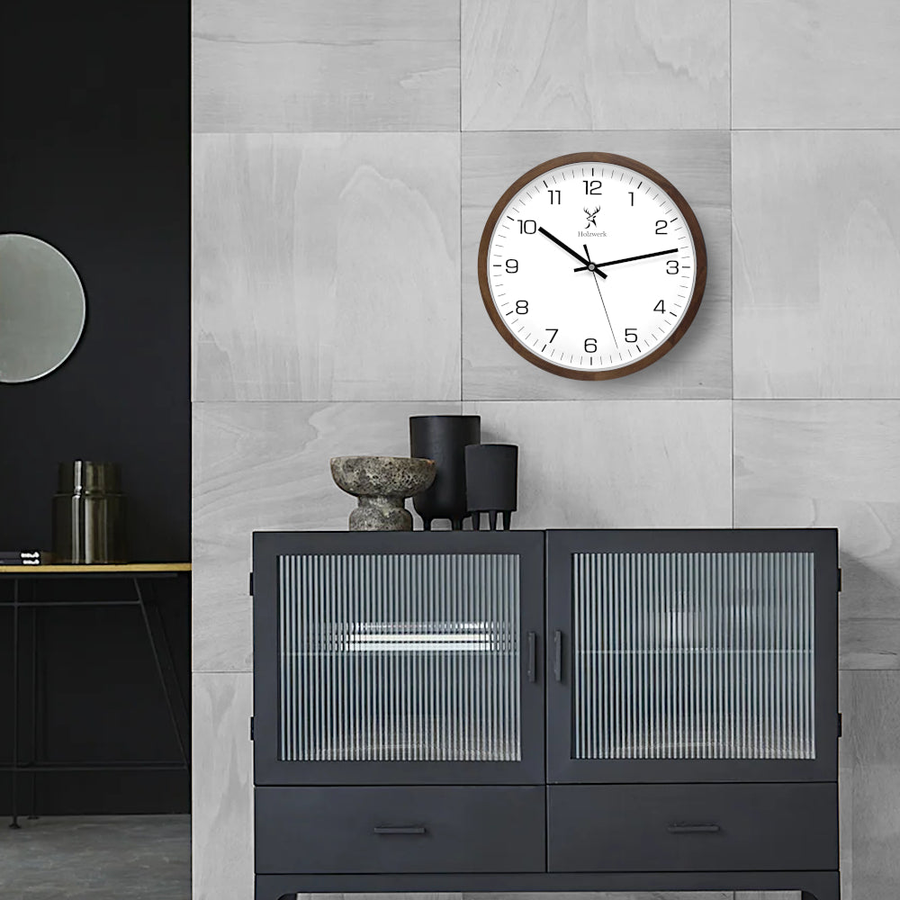 Holzwerk BLOMBERG moderne Holz Quarz-Wanduhr 30 cm, geräuschloses Quarz-Uhrwerk in braun-weiß, Wandmontage