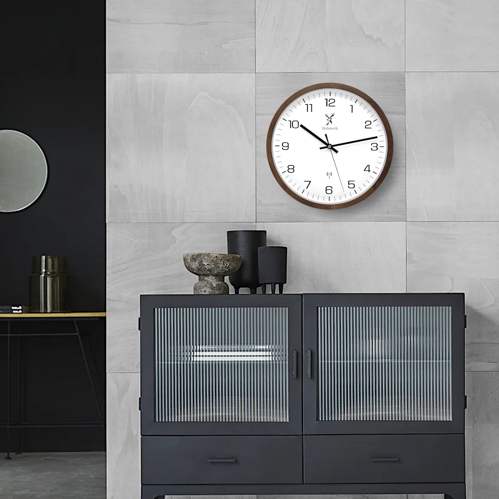 Wandmontage der Holzwerk FELSBERG Holz Funk-Wanduhr 30 cm, geräuschloses Funk-Uhrwerk in braun-weiß mit weißem Ziffernblatt