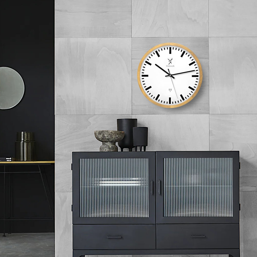 Wandmontage der Holzwerk GOLDBERG 30 cm Funk-Wanduhr im Bahnhofsdesign, beiger Holzrahmen, weißes Zifferblatt