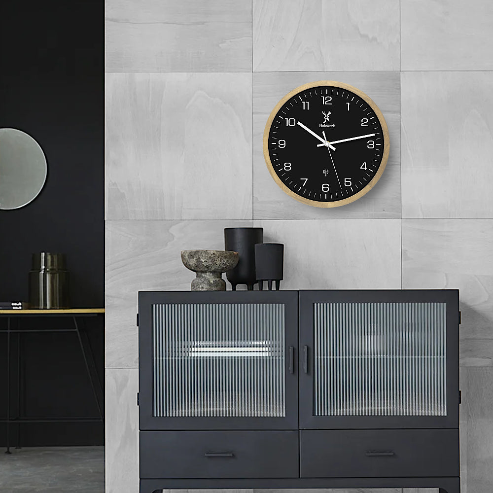 Holzwerk HILDBURG Designer Holz Funk Wanduhr ohne Tick-Geräusche, 30 cm Durchmesser in beige, schwarz und weiß, Wandmontage