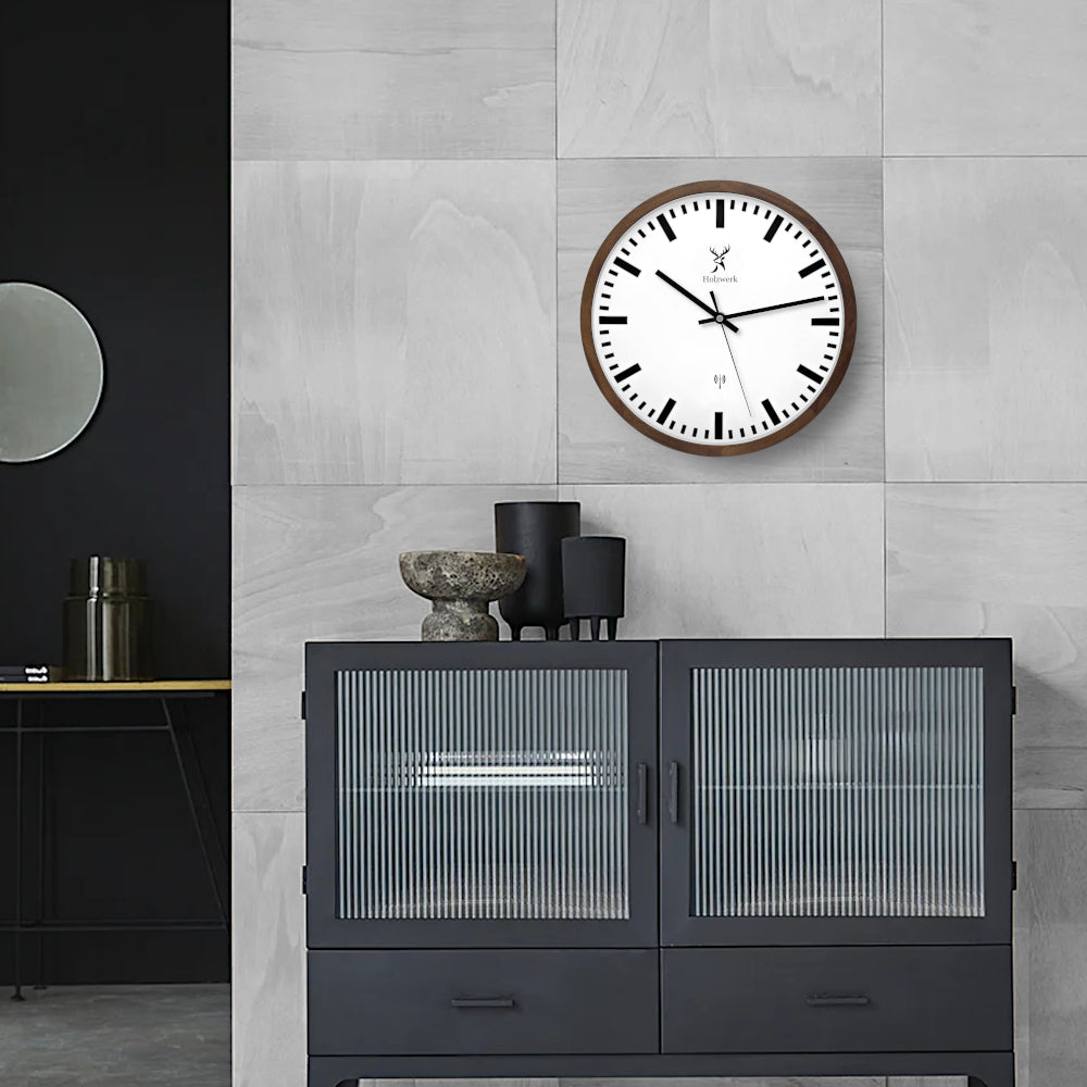 Wandmontage der Holzwerk HOMBURG 30 cm Funk-Wanduhr im Bahnhofsdesign, brauner Holzrahmen, weißes Zifferblatt