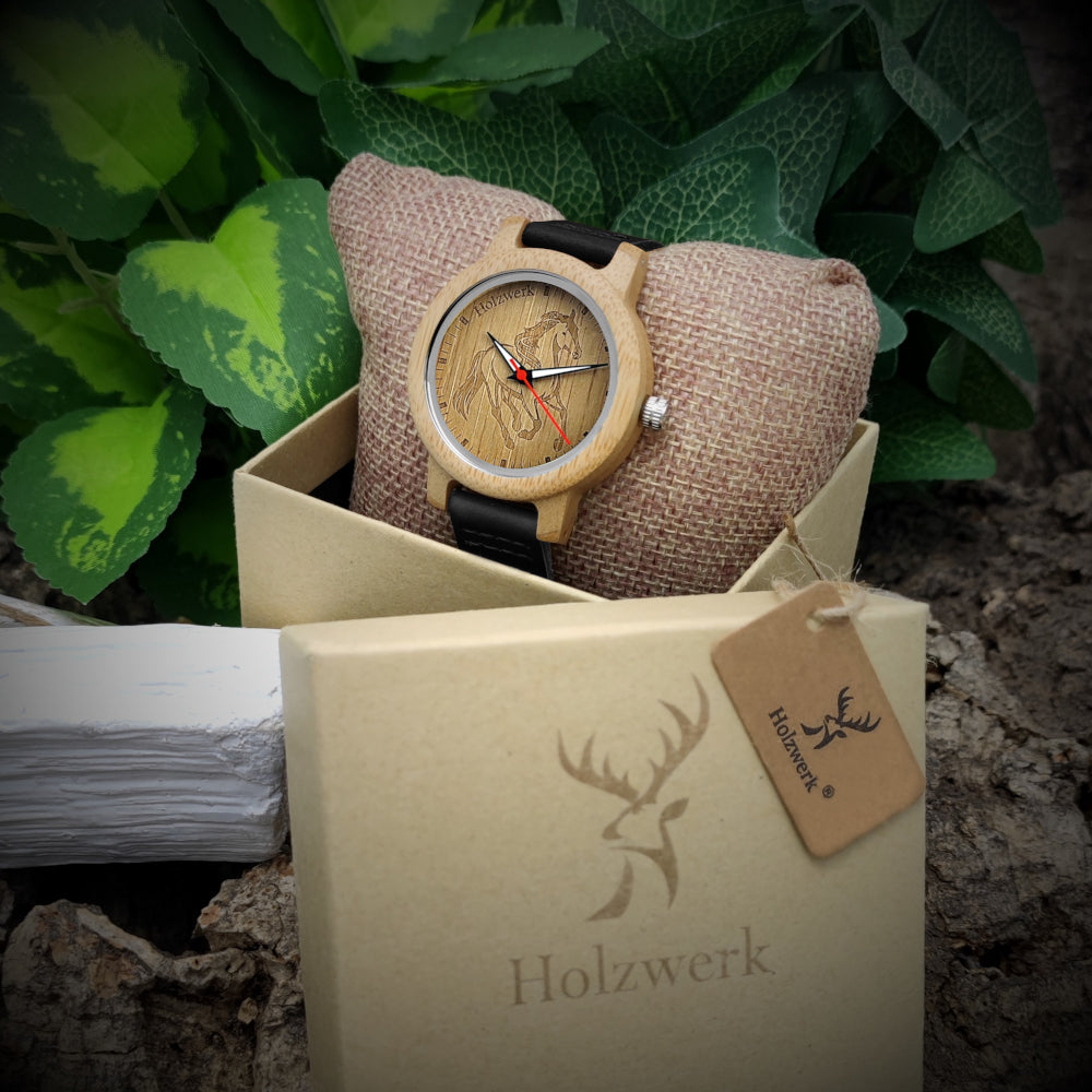 Holzwerk LIL TORI BLACK kleine, handliche Kinderuhr mit schwarzem Lederarmband und Pferdemotiv auf dem Ziffernblatt in Holzwerk Uhrenbox