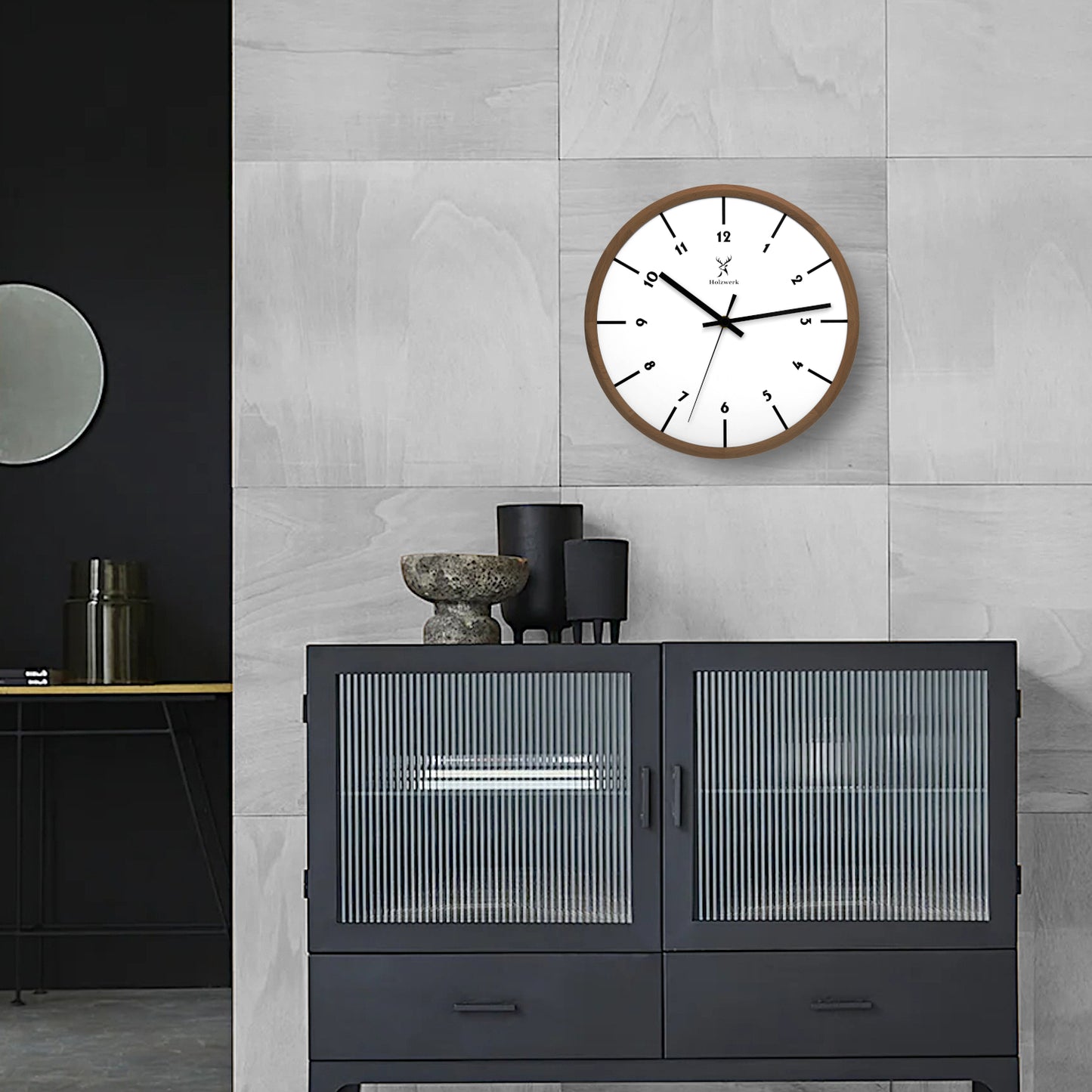 Holzwerk NÜRNBERG Quarz Wanduhr aus Holz, 32 cm mit skandinavisches Design, lautlos mit weißem Ziffernblatt und schwarzer Zeigerführung an der Wand