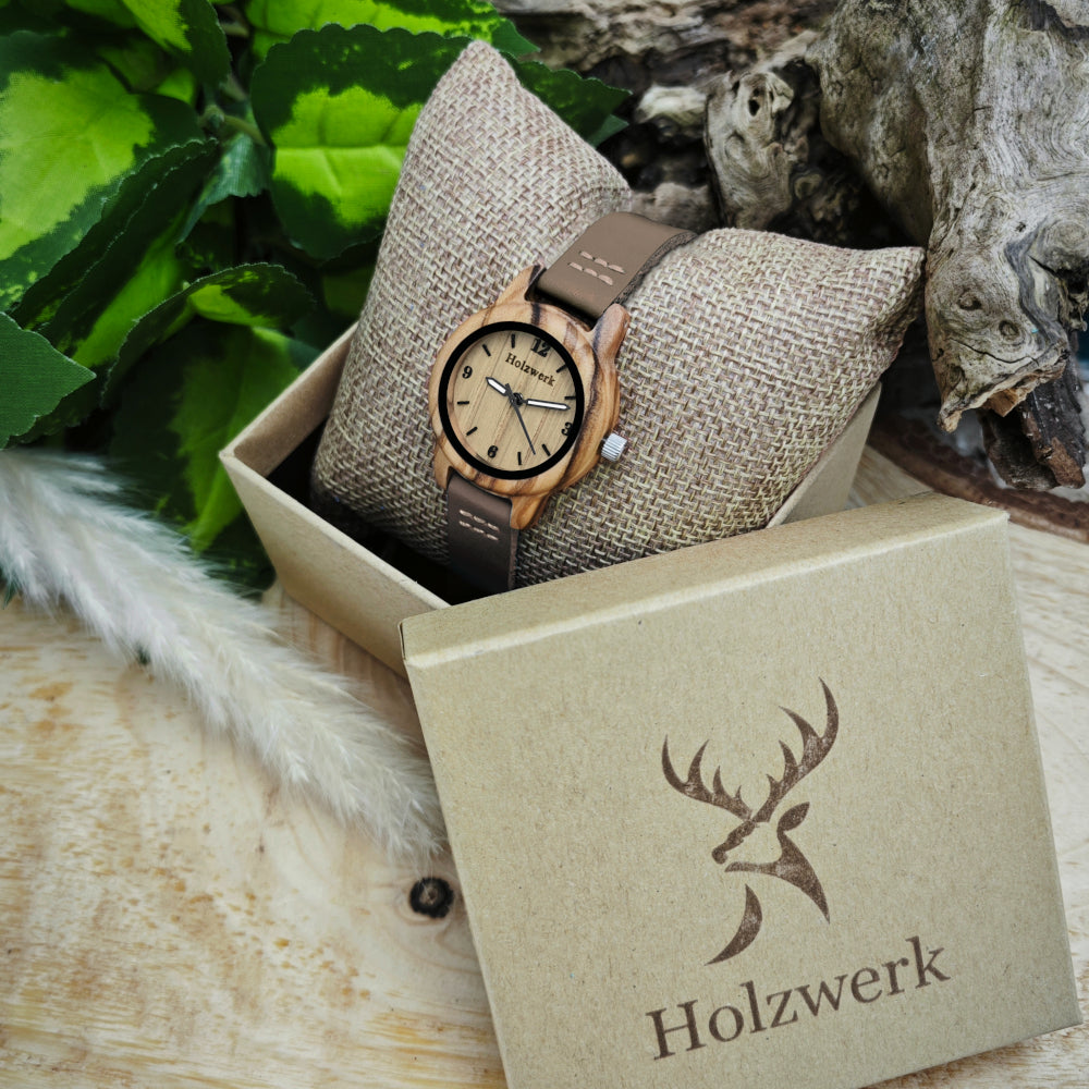 Holzwerk LIL CLARA BROWN kleine Kinderuhr mit braunem Lederarmband und beigem Ziffernblatt, in Holzwerk Uhrenbox
