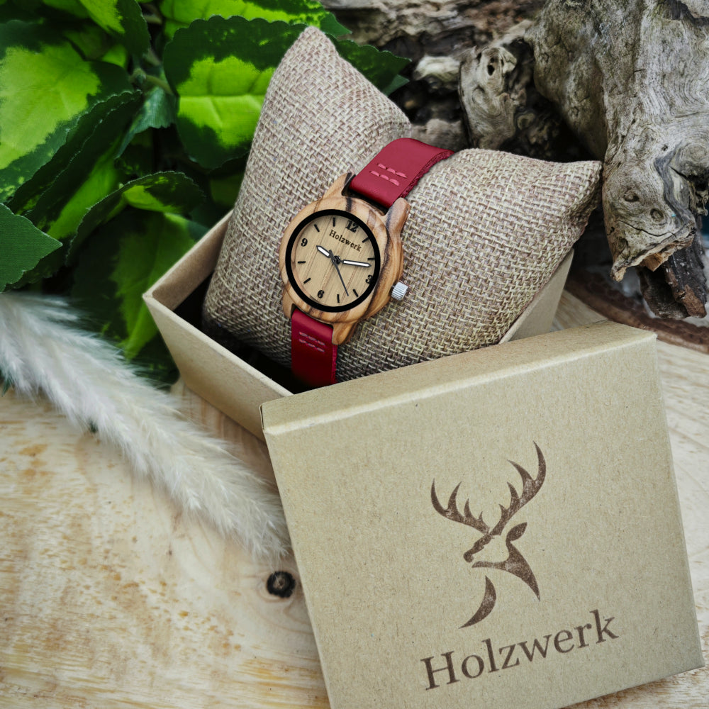 Holzwerk LIL CLARA RED kleine Kinderuhr mit rotem Lederarmband und beigem Ziffernblatt in Holzwerk Verpackung
