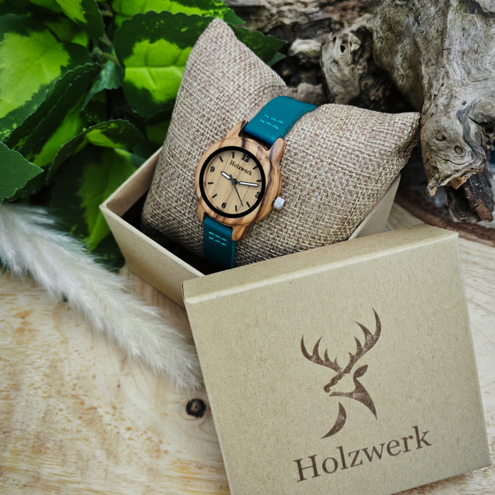 Holzwerk LIL CLARA BLUE kleine Kinderuhr mit türkisem Lederarmband und beigem Ziffernblatt in Holzwerk Verpackung