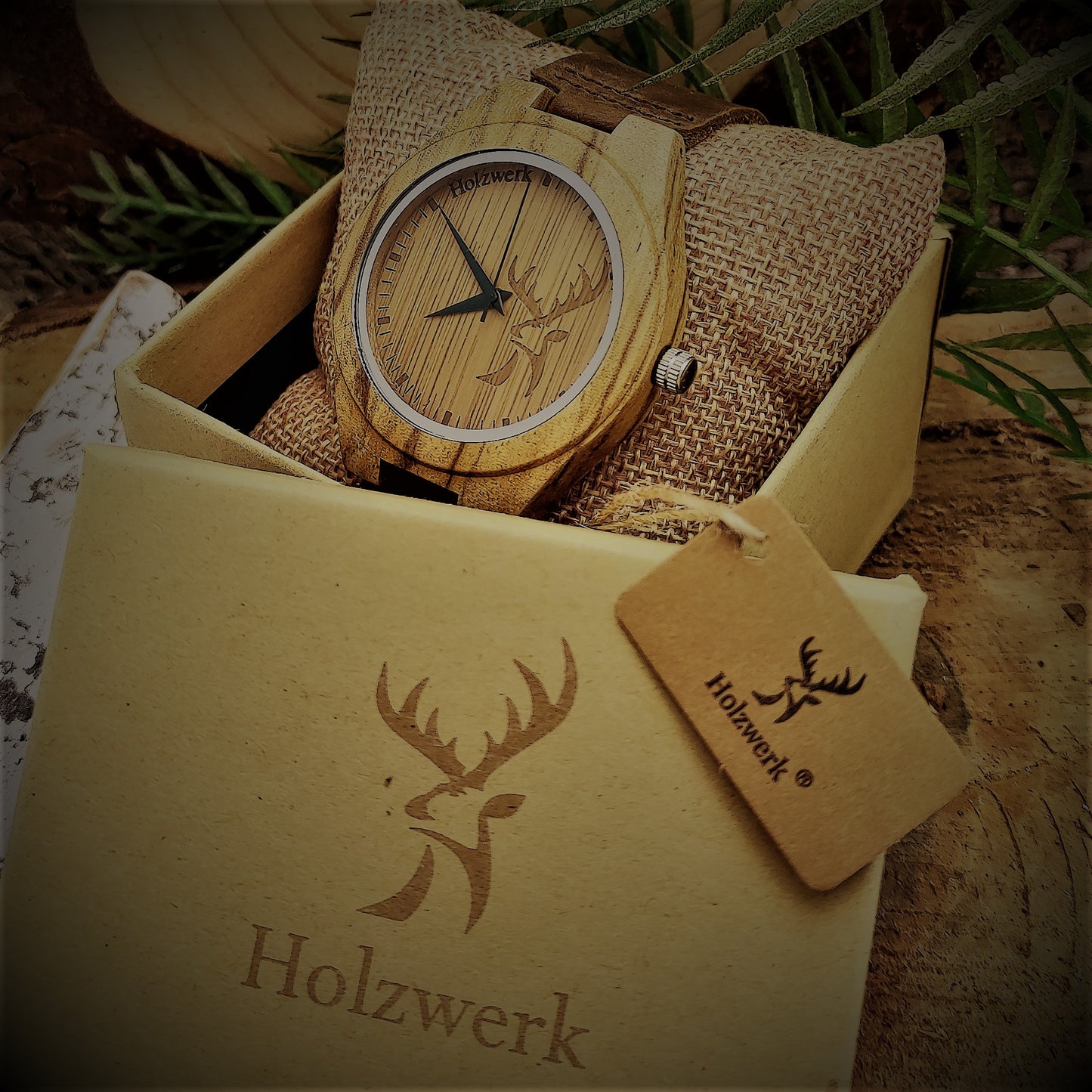 Holzwerk HIRSCHBERG Unisex Holzuhr aus Holz in Beige und Braun mit beigem Lederarmband und Hirschkopflogo in Uhrenbox