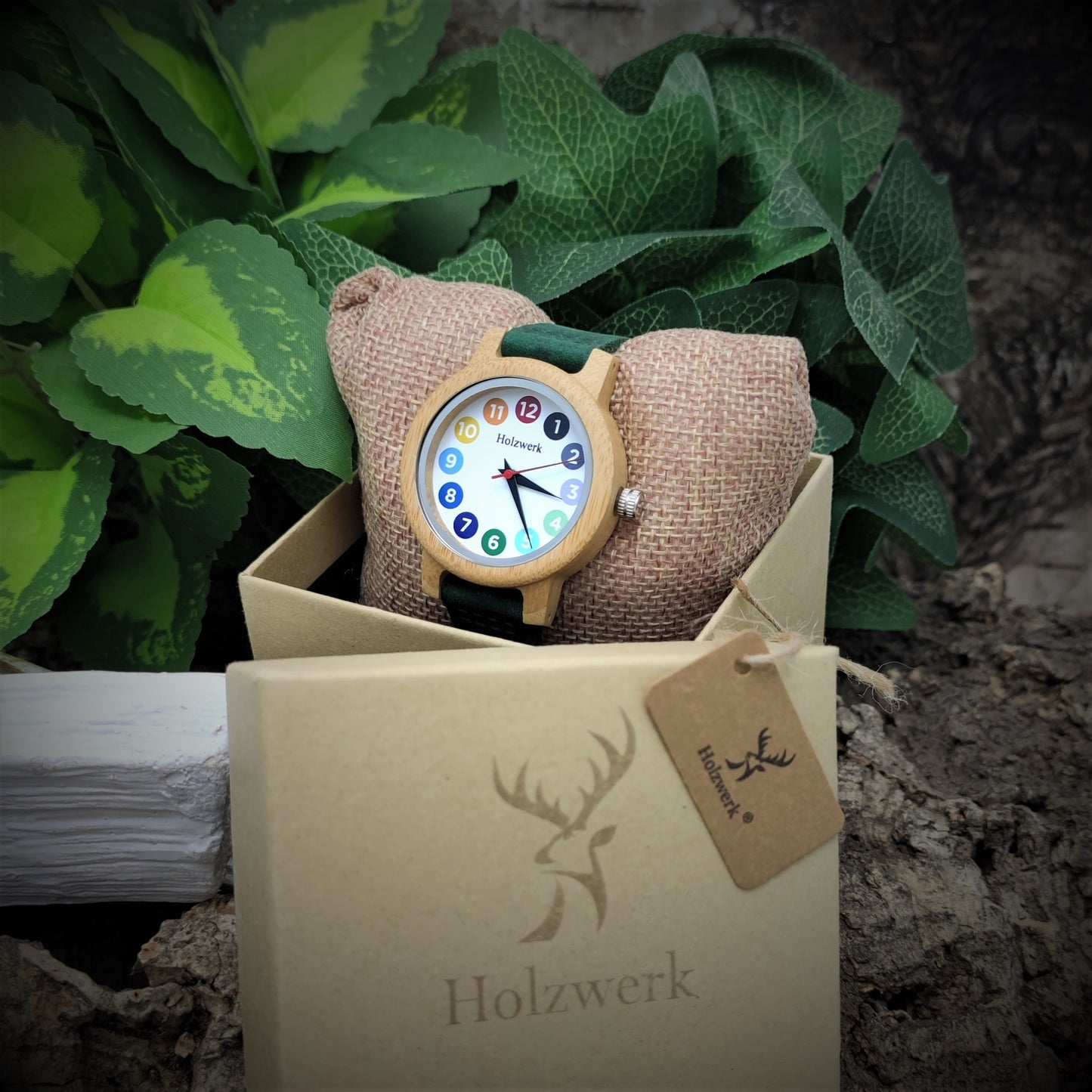 Holzwerk RAINBOW GREEN Damen und Kinderuhr aus Holz mit grünem Lederarmband und bunten Ziffern in Holzwerk Verpackung