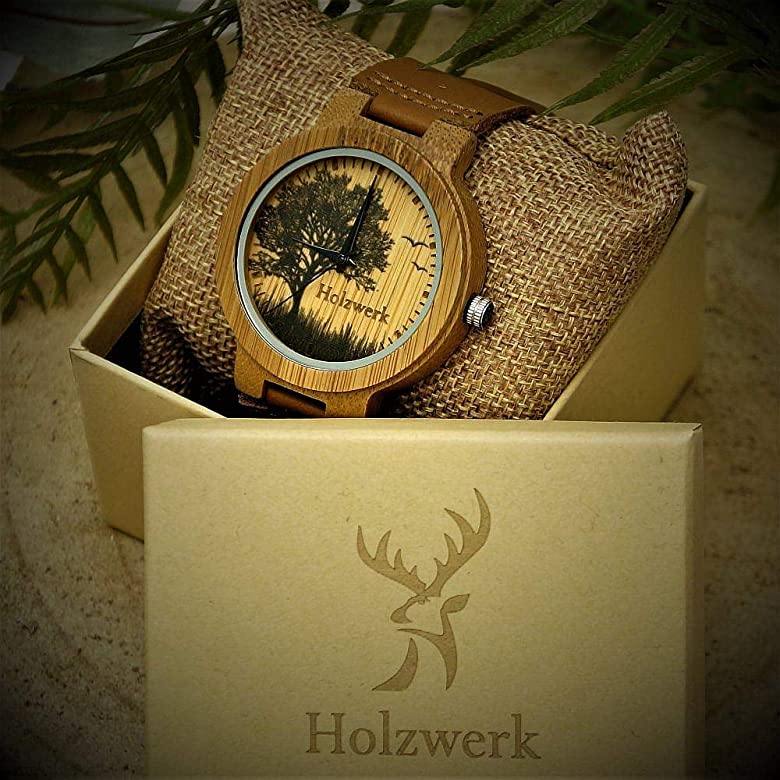 Holzwerk FORST Holzuhr mit beige-schwarzem Zifferblatt mit Baum-Motiv und braunem Lederarmband in Uhrenbox