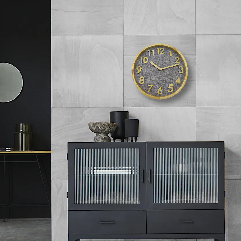 Holzwerk COTTBUS 30 cm Quarz-Wanduhr mit Stoff Ziffernblatt in grau und hölzernen Zeigern, Wandmontage