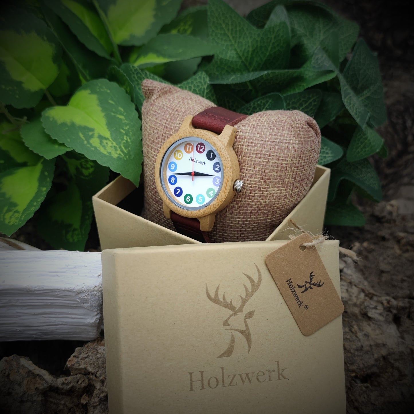 Holzwerk LIL RAINBOW RED kleine Kinder und Damenuhr mit dunkelrotem Lederarmband und bunten Ziffern in Holzwerk Verpackung