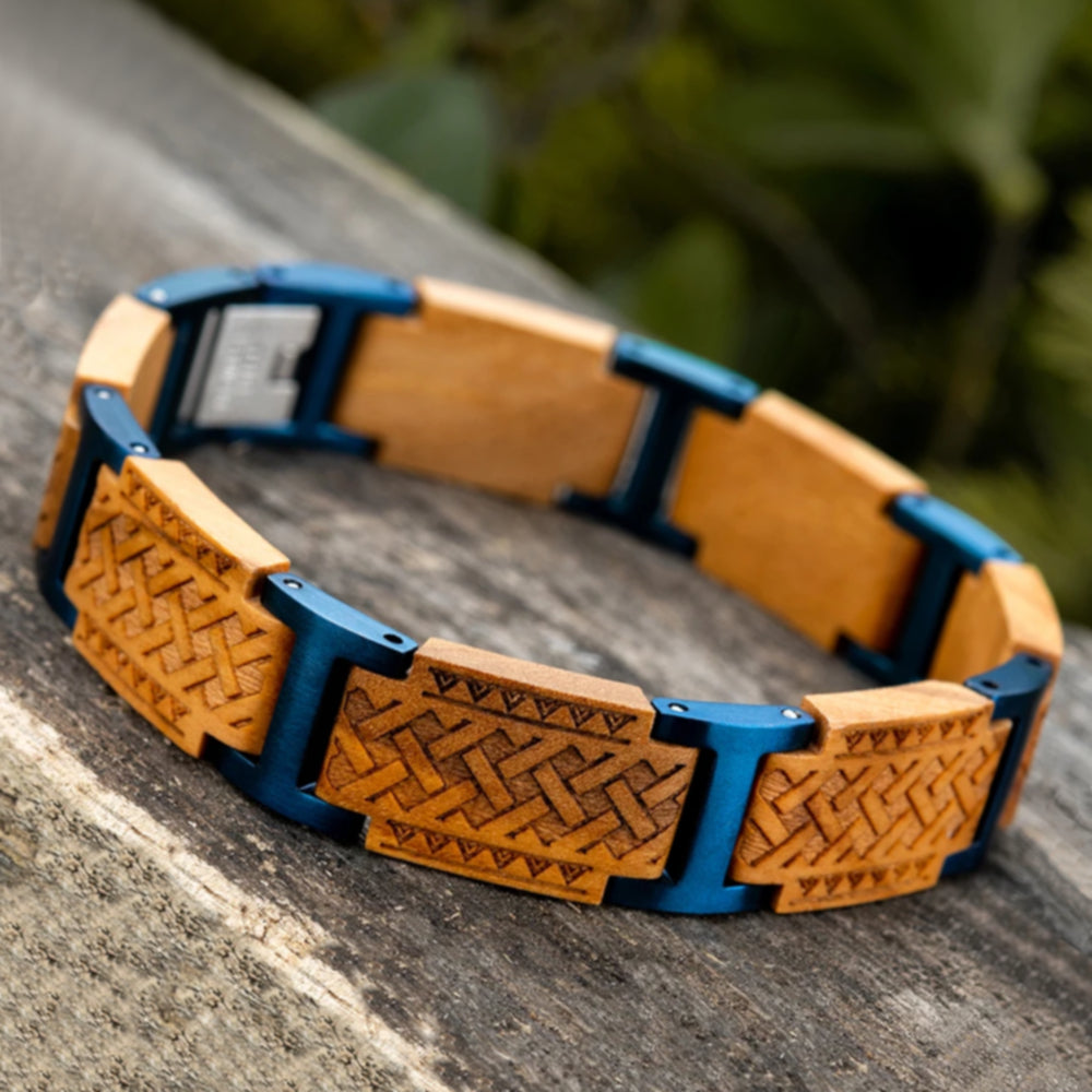 Lifestyle Foto des Holzwerk ALATSEE Armbands aus Olivenholz und Edelstahl in Blau und Beige mit Gliederdesign in Holzumgebung