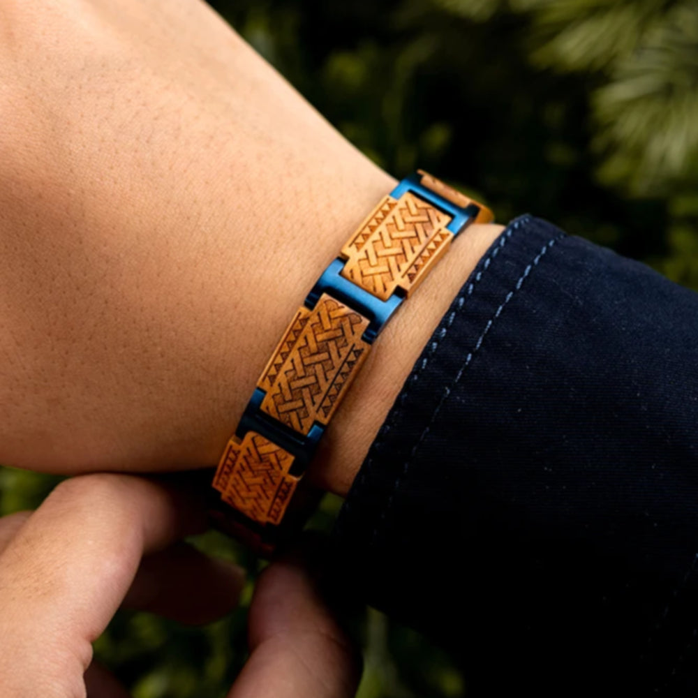 Holzwerk ALATSEE Armband aus Olivenholz und Edelstahl in Blau und Beige mit Gliederdesign am Handgelenk getragen