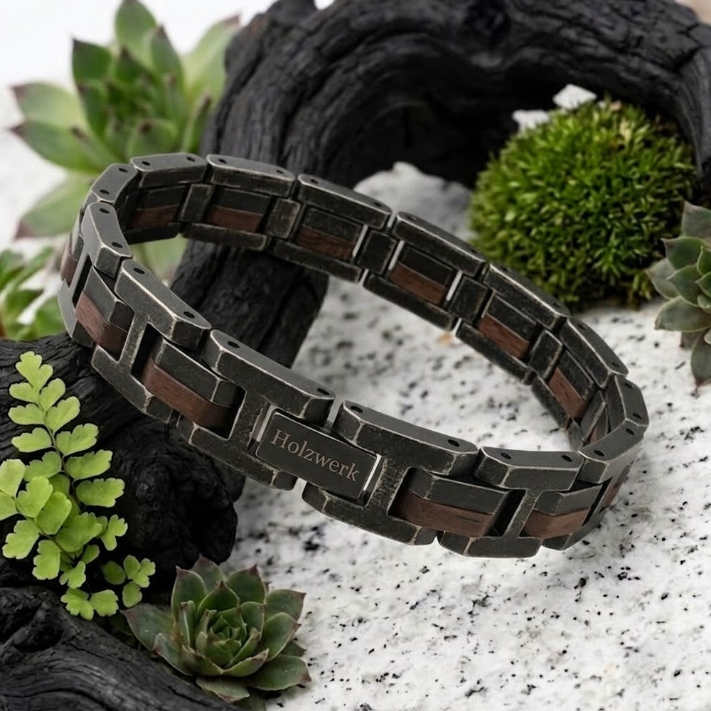 Holzwerk ALLERSEE anthrazit-braunes  Holz Armband aus Walnussholz und Edelstahl mit Gliederkonstruktion in Holzumgebung