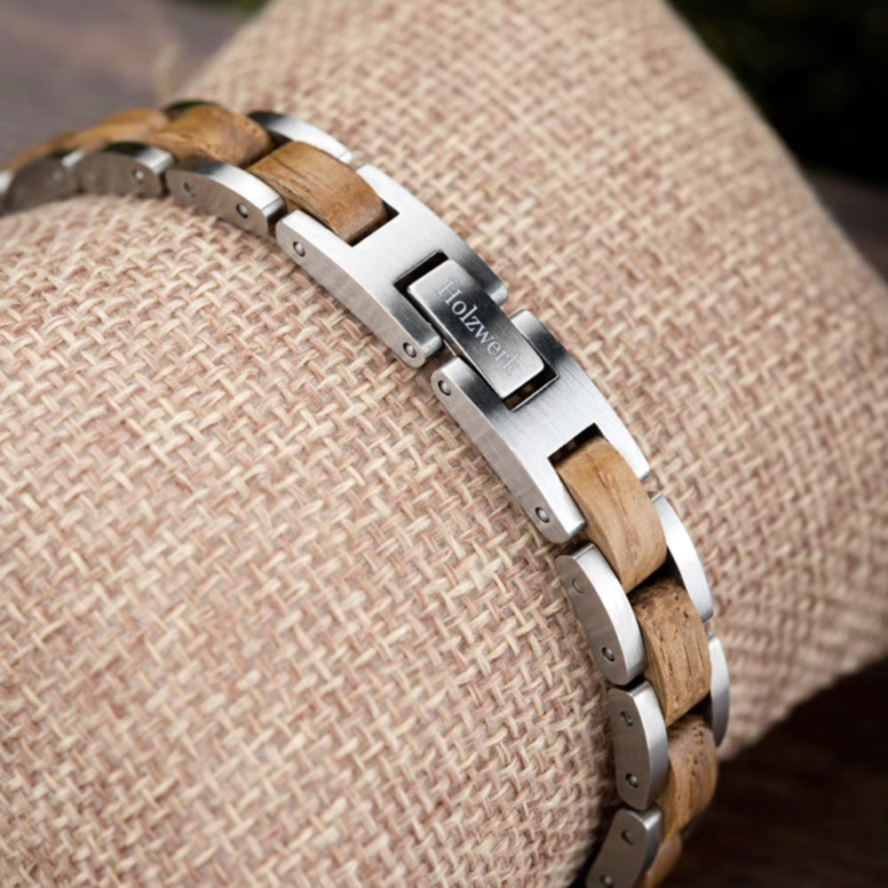 Lifestyle Aufnahme der Holzwerk AMMERSEE Damen und Herren Holz & Edelstahl Armband in silber und braun