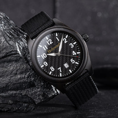 Holzwerk AMRUM Unisex Uhr aus Holz mit schwarzem Zifferblatt, Datumsanzeige und Textil-Nylonarmband, Seitenlage der Quarzuhr