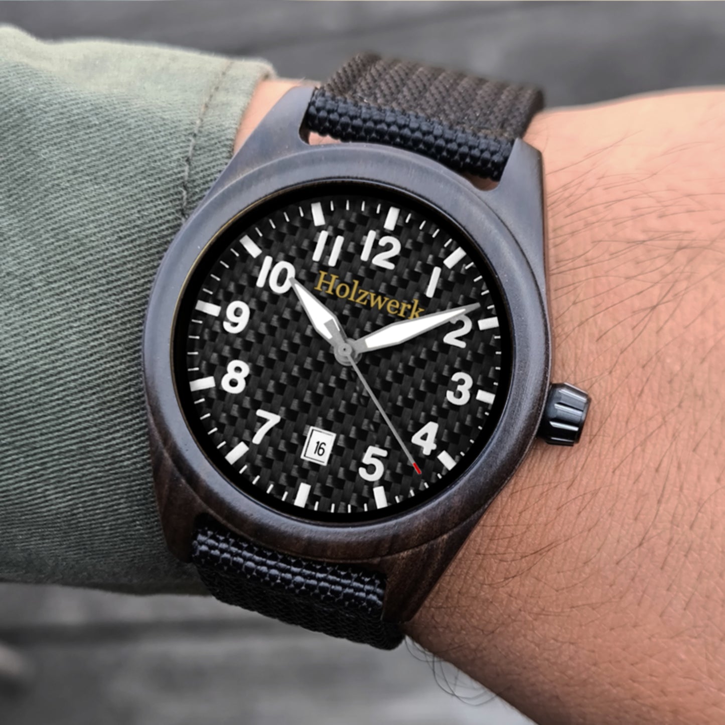 Holzwerk AMRUM Unisex Uhr aus Holz mit schwarzem Zifferblatt, Datumsanzeige und Textil-Nylonarmband, am Handgelenk getragen