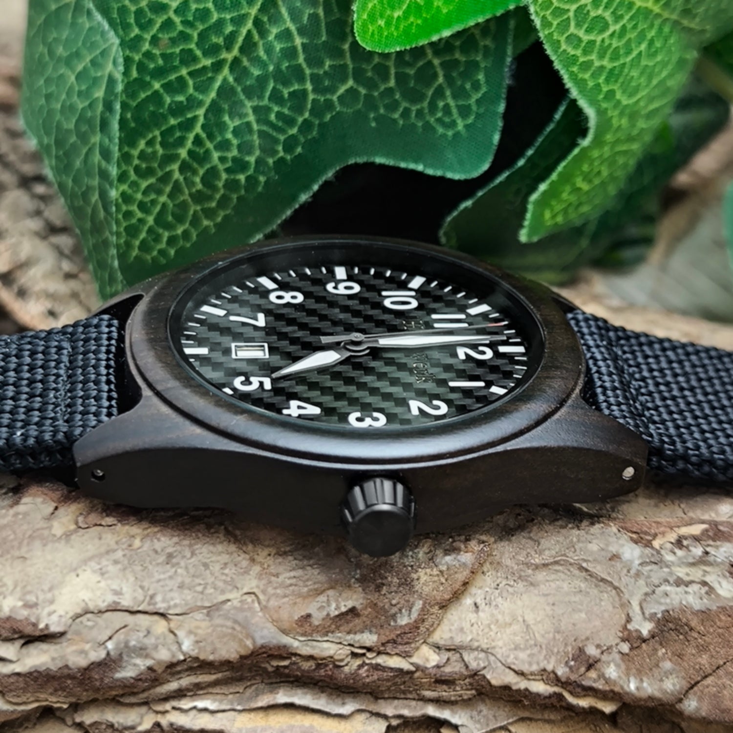 Holzwerk AMRUM Unisex Uhr aus Holz mit schwarzem Zifferblatt, Datumsanzeige und Textil-Nylonarmband, Seitenansicht rechts