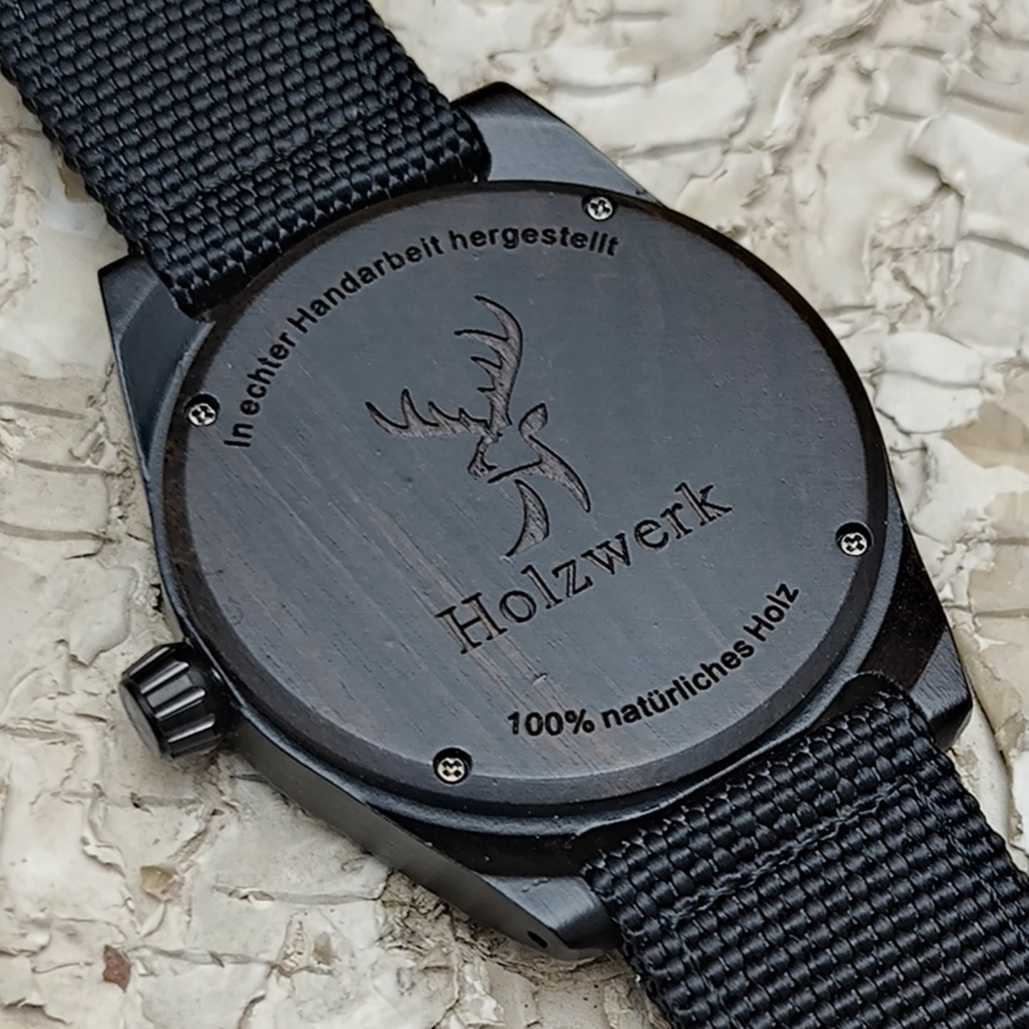 Holzwerk AMRUM Unisex Uhr aus Holz mit schwarzem Zifferblatt, Datumsanzeige und Textil-Nylonarmband, Detailansicht des Gehäusebodens