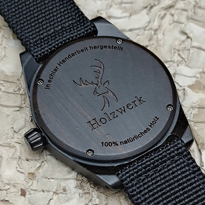 Holzwerk AMRUM Unisex Uhr aus Holz mit schwarzem Zifferblatt, Datumsanzeige und Textil-Nylonarmband, Detailansicht des Gehäusebodens