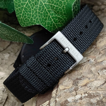 Holzwerk AMRUM Unisex Uhr aus Holz mit schwarzem Zifferblatt, Datumsanzeige und Textil-Nylonarmband, Detailansicht des Dornverschlusses
