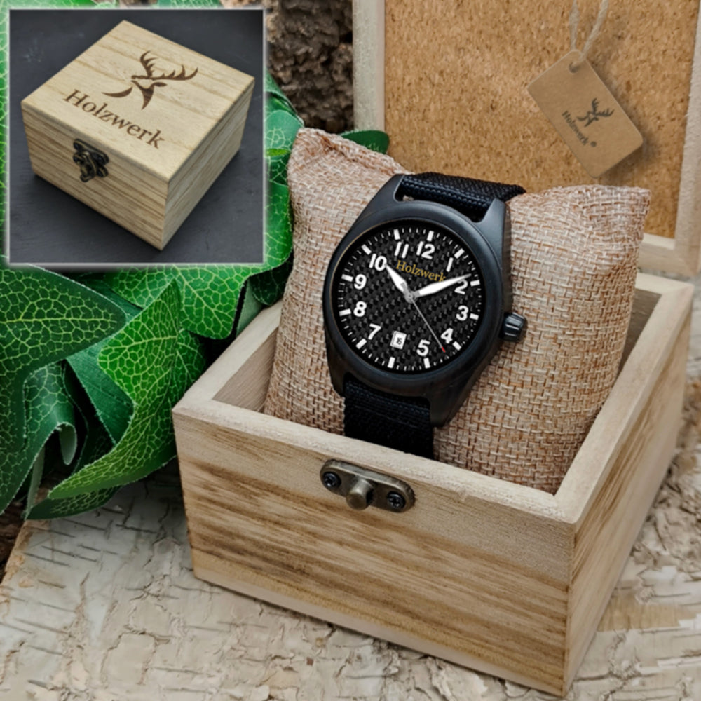 Holzwerk AMRUM Unisex Uhr aus Holz mit schwarzem Zifferblatt, Datumsanzeige und Textil-Nylonarmband, Detailansicht der Holzwerk Verpackung