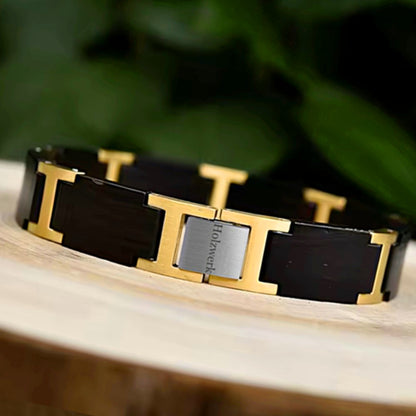 Lifestyle Foto des Holzwerk AUENSEE Armbands aus Ebonyholz und Edelstahl in Gold und Schwarz in der Natur