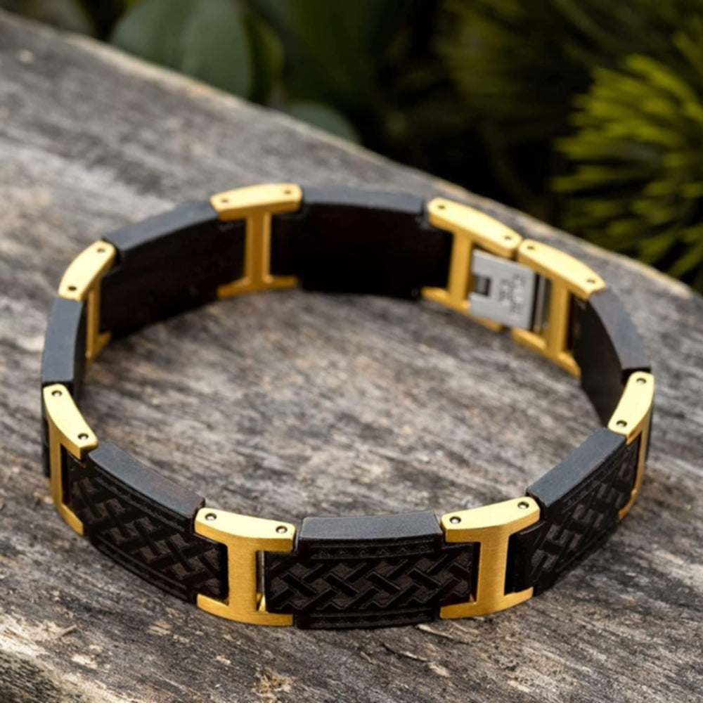 Lifestyle Foto des Holzwerk BALKSEE Armbands aus Ebonyholz und Edelstahl in Gold und Schwarz in der Natur