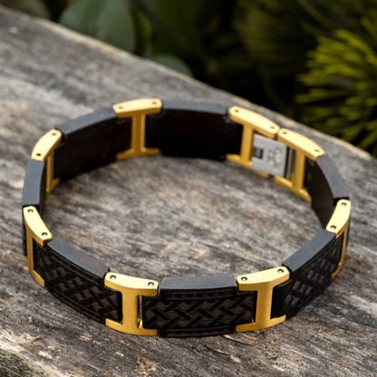 Lifestyle Foto des Holzwerk BALKSEE Armbands aus Ebonyholz und Edelstahl in Gold und Schwarz in der Natur