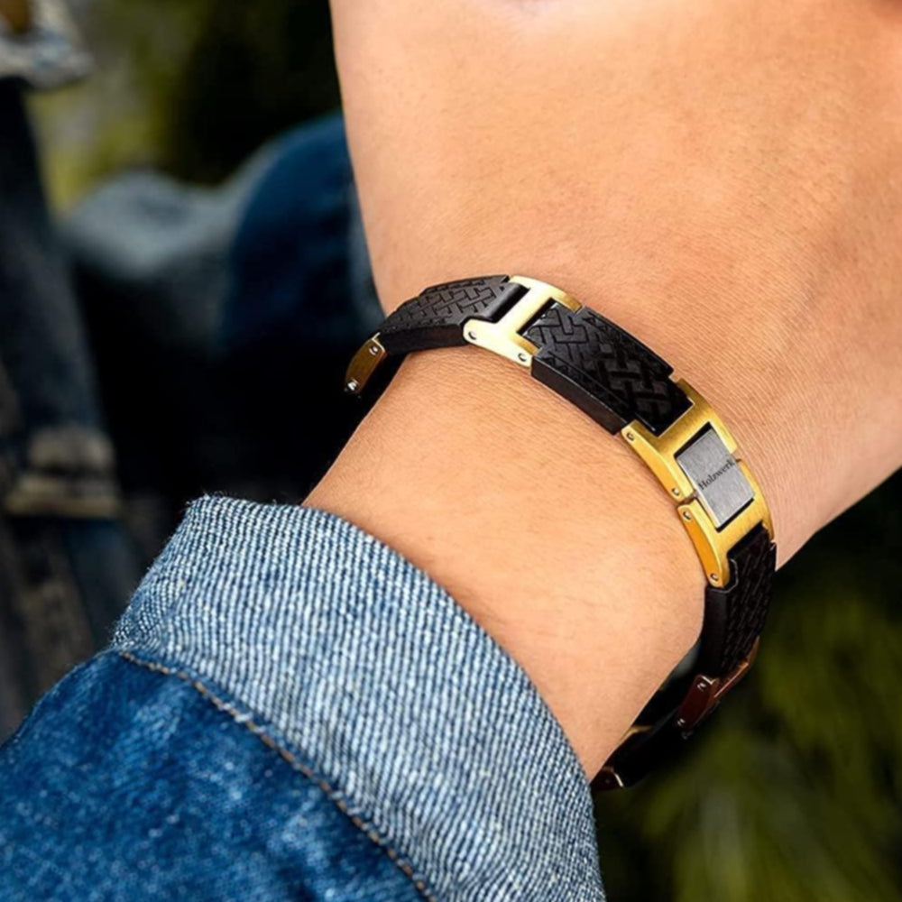 Holzwerk BALKSEE Armband aus Ebonyholz und Edelstahl in Gold und Schwarz am Handgelenk getragen