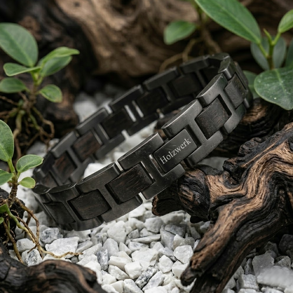 Holzwerk BALZSEE schwarz-braunes  Holz Armband aus Ebonyholz und Edelstahl mit Gliederkonstruktion, Lifestyle Foto auf Holz