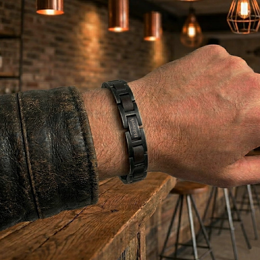 Holzwerk BALZSEE schwarz-braunes  Holz Armband aus Ebonyholz und Edelstahl mit Gliederkonstruktion am Handgelenk getragen