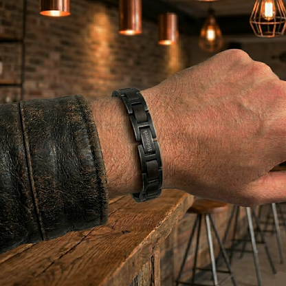 Holzwerk BALZSEE schwarz-braunes  Holz Armband aus Ebonyholz und Edelstahl mit Gliederkonstruktion am Handgelenk getragen