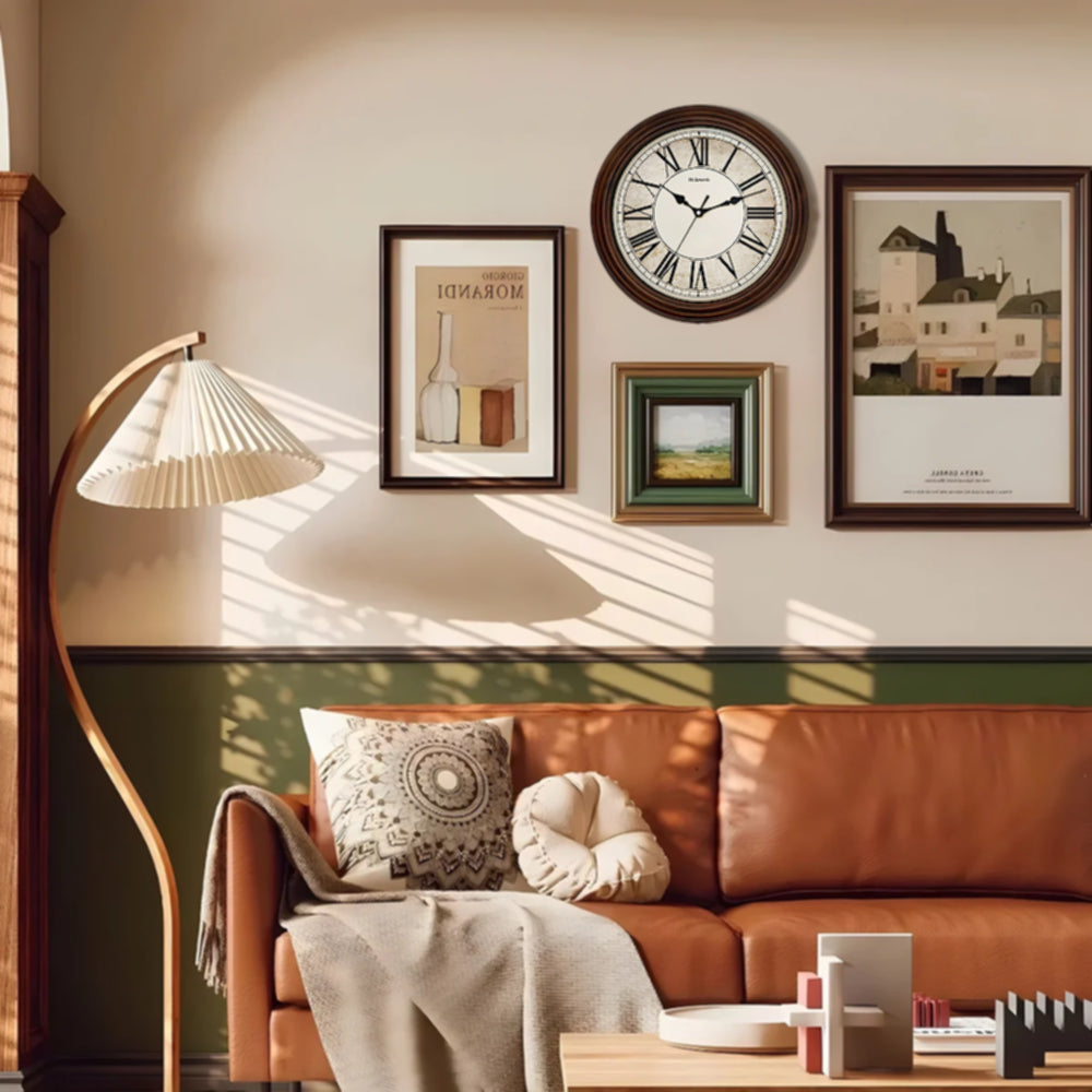 Holzwerk BEDBURG 35 cm Vintage Quarz-Wanduhr als Lifestyle Foto im Wohnzimmer hängend