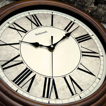 Detailaufnahme der Holzwerk BEDBURG 35 cm Retro Wanduhr mit Fokus auf dem vintage Ziffernblatt und den römischen Ziffern
