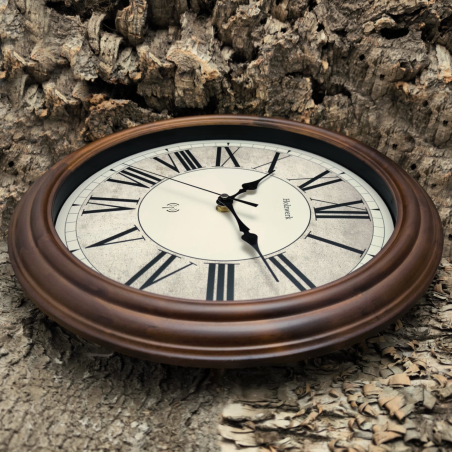 Holzwerk BEDBURG 35 cm Vintage Funk-Wanduhr mit Seitenansicht rechts und römischen Ziffern