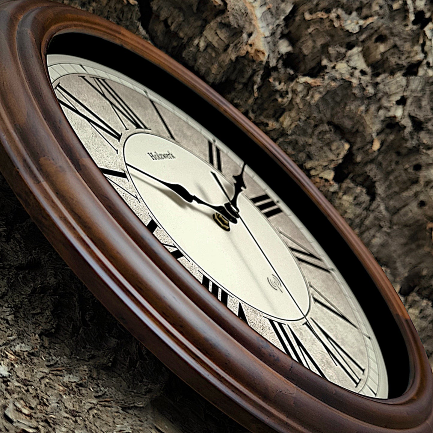 Schrägansicht der Holzwerk BEDBURG 35 cm Vintage Funk-Wanduhr mit Fokus auf dem beigem Ziffernblatt und den römischen Ziffern