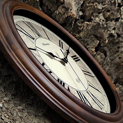 Schrägansicht der Holzwerk BEDBURG 35 cm Vintage Funk-Wanduhr mit Fokus auf dem beigem Ziffernblatt und den römischen Ziffern