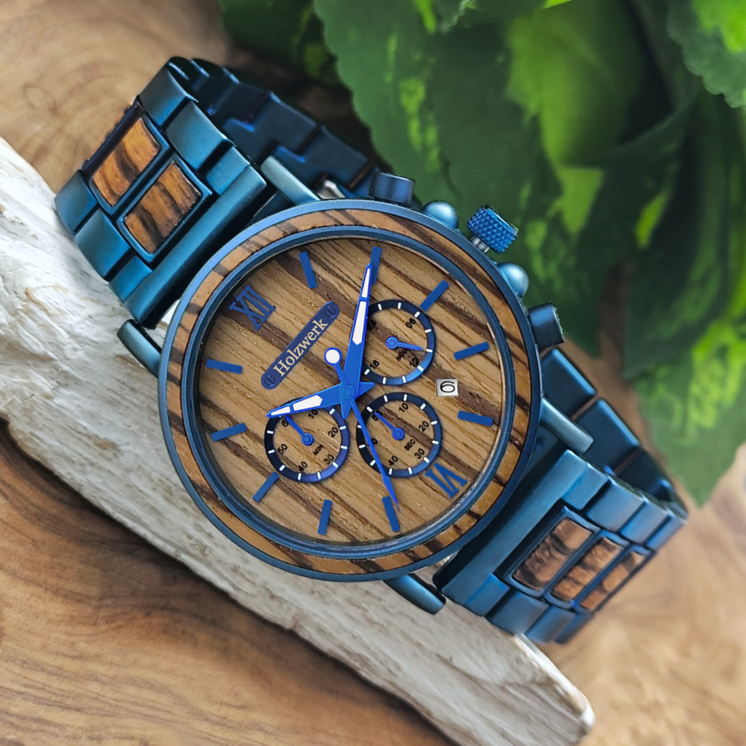 Holzwerk BERLIN Chronographen-Uhr aus Zebrahholz mit drei Chronographen, Datum und blau-braunem Zifferblatt, Seitenlage
