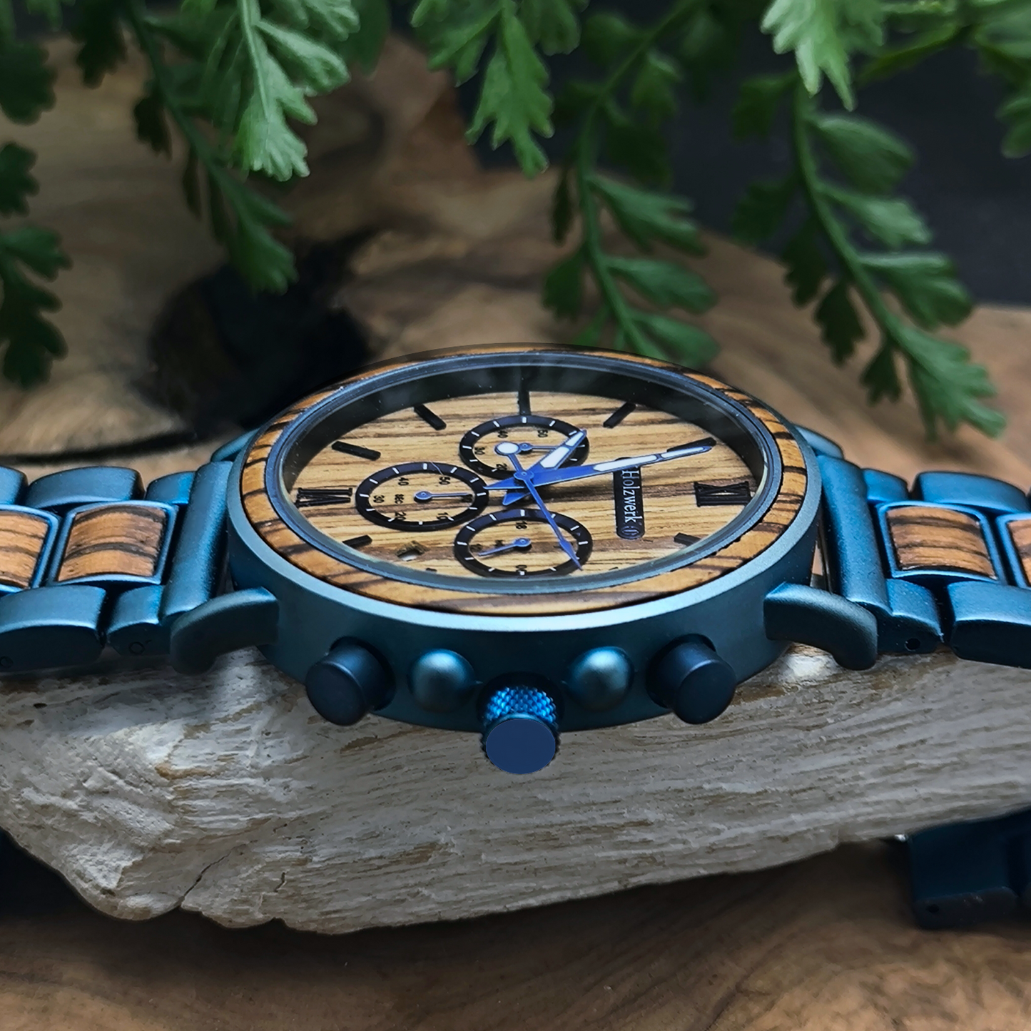 Holzwerk BERLIN Chronographen-Uhr aus Zebrahholz mit Chronographen, Datum und blau-braunem Zifferblatt, Seitenansicht rechts