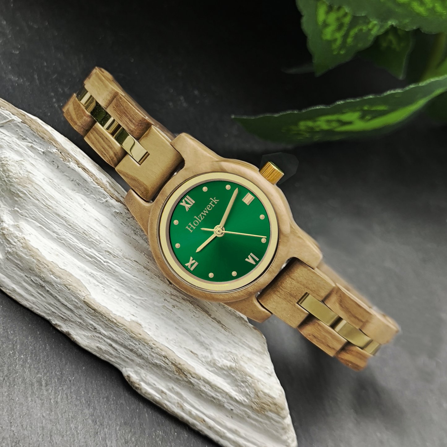 Holzwerk STREHLA Damen Quarz-Armbanduhr aus Olivenholz mit grün-goldenem Zifferblatt und römischen Ziffern, Seitenlage