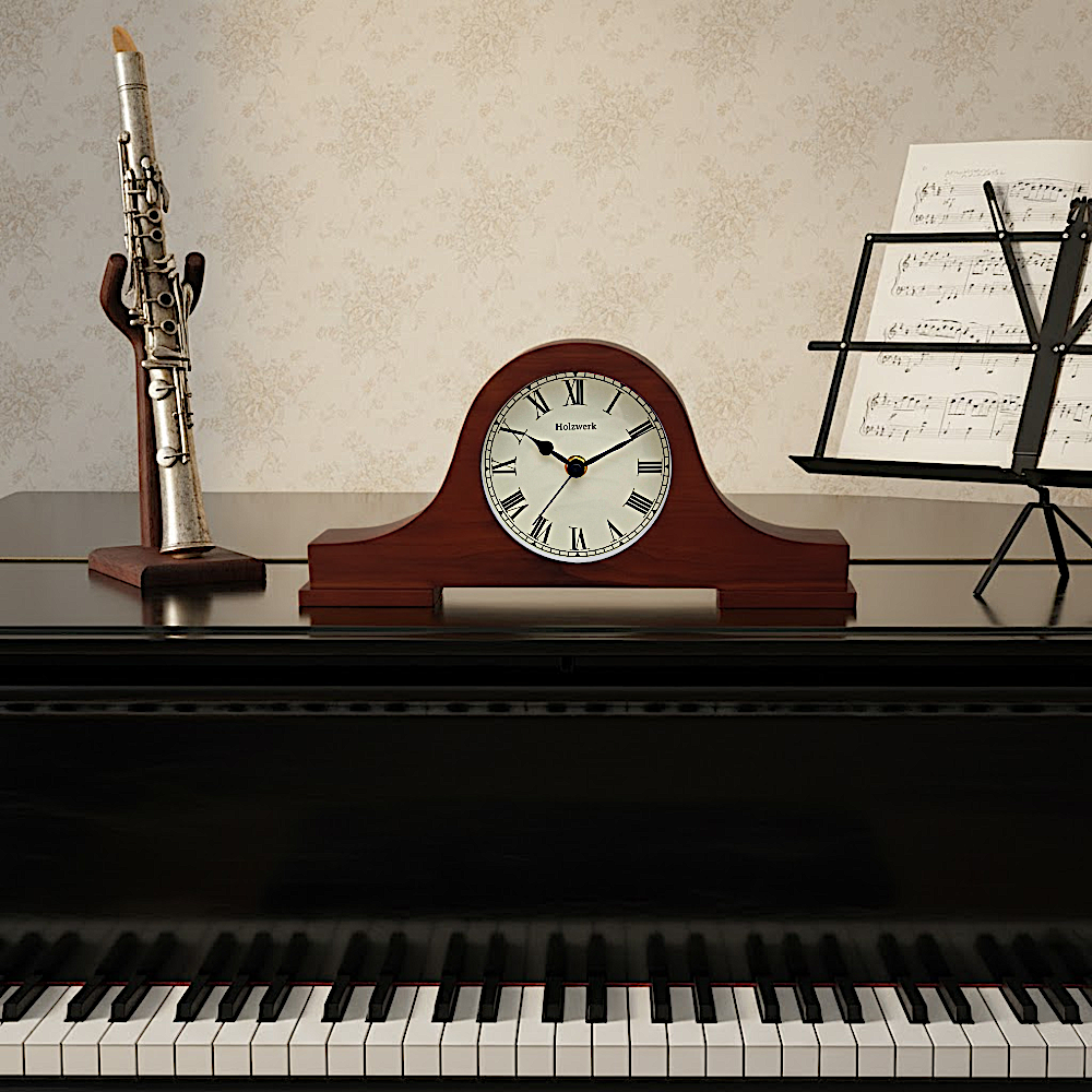 Holzwerk BRAUBACH Retro-Tischuhr  aus dunklem Walnussholz mit cremeweißem Zifferblatt und römischen Ziffern auf dem Klavier