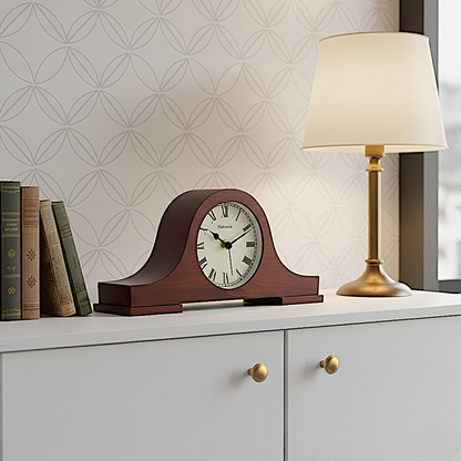 Holzwerk BRAUBACH Retro-Tischuhr  aus dunklem Walnussholz mit cremeweißem Zifferblatt und römischen Ziffern im Wohnzimmer