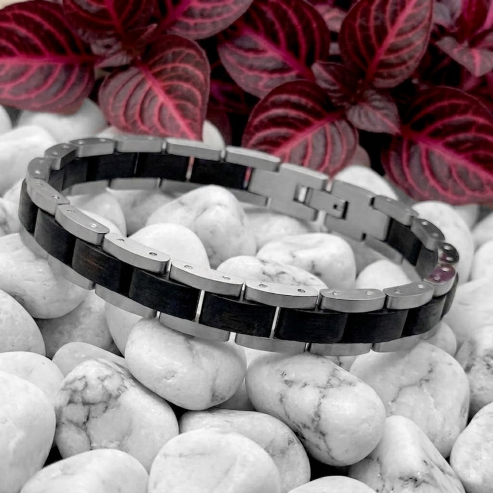 Holzwerk CARPSEE silber-schwarzes  Holz Armband aus Ebony Holz und Edelstahl mit Gliederkonstruktion, Lifestyle Foto auf Stein