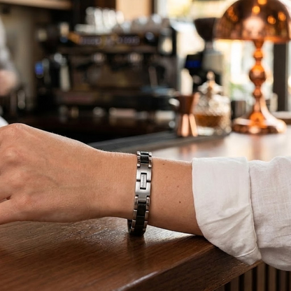 Holzwerk CARPSEE silber-schwarzes  Holz Armband aus Ebony Holz und Edelstahl mit Gliederkonstruktion, am Handgelenk getragen