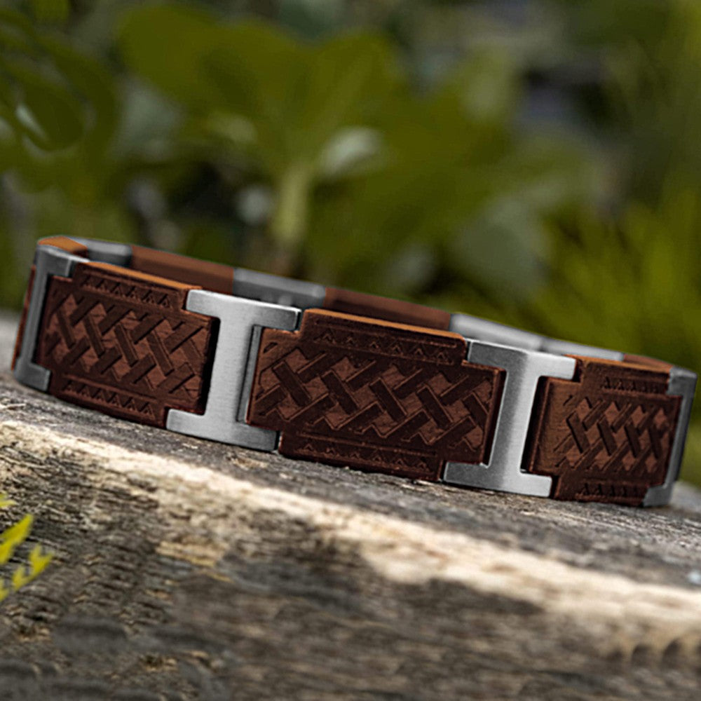 Lifestyle Foto des Holzwerk BALKSEE Armbands aus Walnussholz und Edelstahl in Gold und Schwarz mit Gliederdesign 