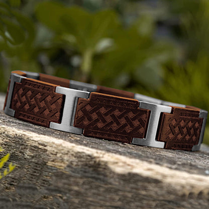 Lifestyle Foto des Holzwerk BALKSEE Armbands aus Walnussholz und Edelstahl in Gold und Schwarz mit Gliederdesign 